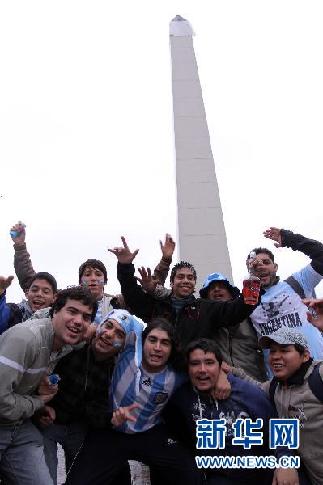 Les supporteurs argentins, qui célèbrent leur victoire contre l&apos;équipe du Nigeria.