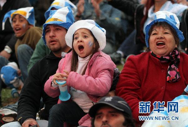 Les supporteurs argentins, qui célèbrent leur victoire contre l&apos;équipe du Nigeria.