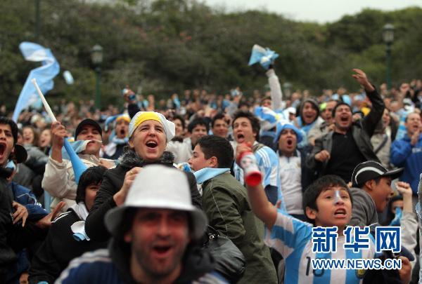 Les supporteurs argentins, qui célèbrent leur victoire contre l&apos;équipe du Nigeria.