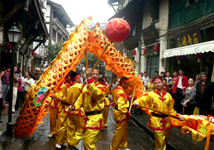 Fête des bateaux-dragons : des touristes étrangers apprennent à faire des zongzi à Chongqing