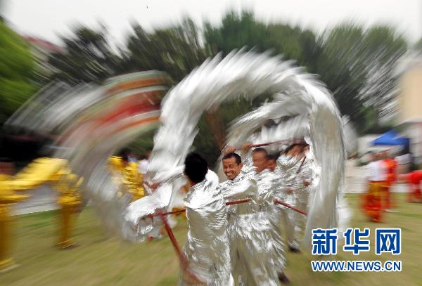 Le 14 juin, le festival de culture folklorique de Duanwu, dans l'arrondissement Putuo à Shanghai, a eu lieu au parc Changfeng. Il a pour objectif de présenter les us et coutumes de Duanwu Jie et de célébrer l'Exposition universelle de Shanghai.