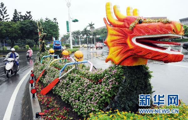 Un bateau-dragon fait de fleurs dans la rue de Taibei à Taiwan. (Photo prise le 14 juin)