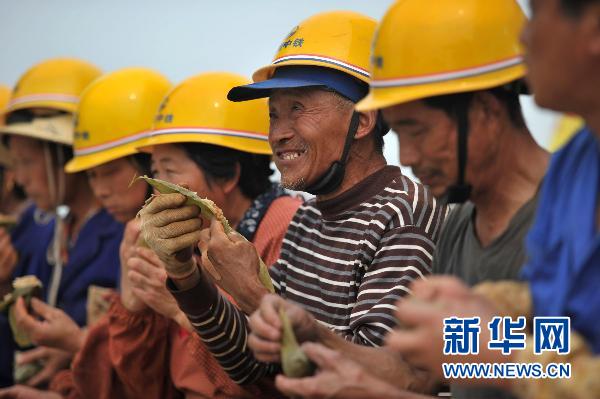 Le 13 juin, sur un chantier de construction du musée de la bataille de Dujiang à Hefei, dans la province de l'Anhui, une entreprise de construction a distribué des zongzi aux ouvriers pour accueillir la fête des Bateaux-Dragons.
