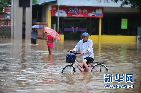 Lundi 14 juin, des pluies torrentielles sont tombées sur la région du Guangxi, les provinces du Guangdong, du Fujian, du Hunan et du Jiangxi. Certaines régions ont même connu des tempêtes, a indiqué le Centre national de contrôle des inondations et de lutte contre la sécheresse. Des équipes de travail ont déjà été envoyées dans ces régions pour le contrôle des inondations. 1