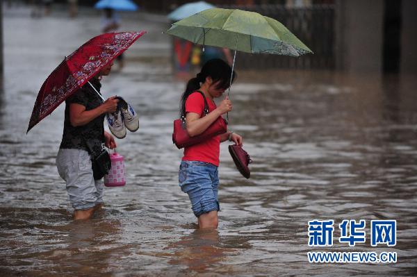 Lundi 14 juin, des pluies torrentielles sont tombées sur la région du Guangxi, les provinces du Guangdong, du Fujian, du Hunan et du Jiangxi. Certaines régions ont même connu des tempêtes, a indiqué le Centre national de contrôle des inondations et de lutte contre la sécheresse. Des équipes de travail ont déjà été envoyées dans ces régions pour le contrôle des inondations. 2