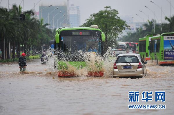 Lundi 14 juin, des pluies torrentielles sont tombées sur la région du Guangxi, les provinces du Guangdong, du Fujian, du Hunan et du Jiangxi. Certaines régions ont même connu des tempêtes, a indiqué le Centre national de contrôle des inondations et de lutte contre la sécheresse. Des équipes de travail ont déjà été envoyées dans ces régions pour le contrôle des inondations. 3