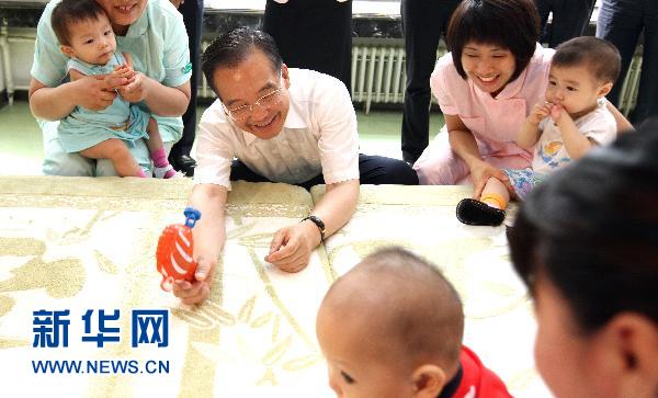 Wen Jiabao a visité un foyer d'enfants où il a rencontré certains des 558 orphelins. Il a salué le travail des enseignants du foyer et leur amour envers ces orphelins.