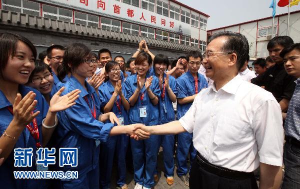 Le Premier ministre chinois Wen Jiabao a appelé à améliorer, dans les villes, les conditions de vie des ouvriers migrants, ceux-ci ayant quitté leur pays natal et contribué de façon remarquable à l'urbanisation du pays. Wen Jiabao a fait ces remarques lors d'une visite à un quartier d'habitation et à un chantier de construction de la ligne du métro N. 6 de Beijing, au début des congés de trois jours de la Fête des bateaux-dragons qui ont commencé le 14 juin. 1