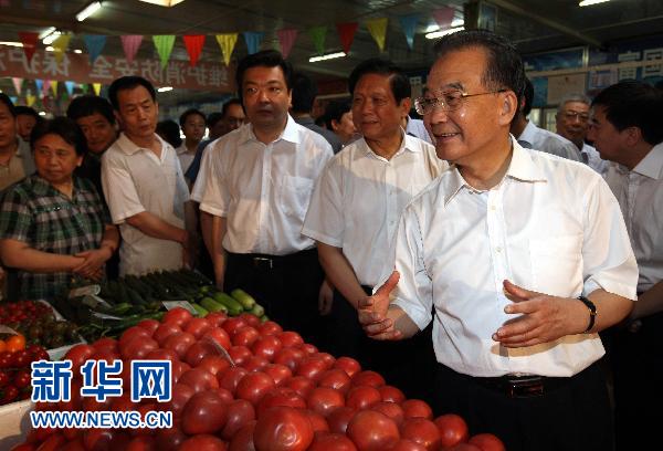 Le Premier ministre a encore visité un marché local et a exprimé son intérêt pour les prix des légumes et de l'alimentation en général.2