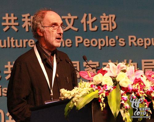 Paul Andreu prononçant un discours au deuxième forum thématique de l'Exposition universelle de Shanghai.