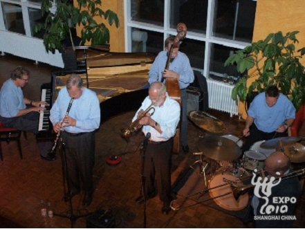 Le groupe Theis' Jazzband, un groupe de jazz danois légendaire, a joué mercredi au pavillon du Danemark.