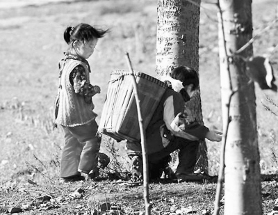 Deux enfants dans la réserve naturelle des grues à cou noir de Nianhu, dans le Yunnan.