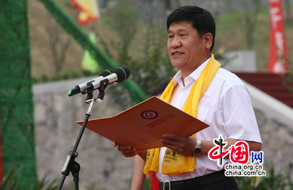 Li Xiansheng, vice-gouverneur de la province du Hubei, prononce un discours.