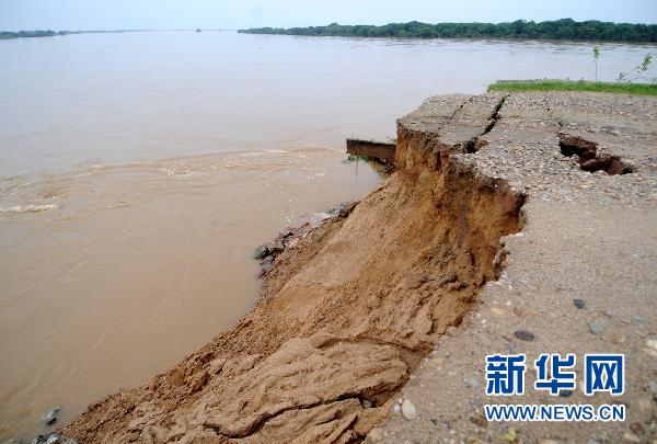 La première rupture de la digue Changkai à Fuzhou, dans la province du Jiangxi. (Photo prise le 22 juin) 2