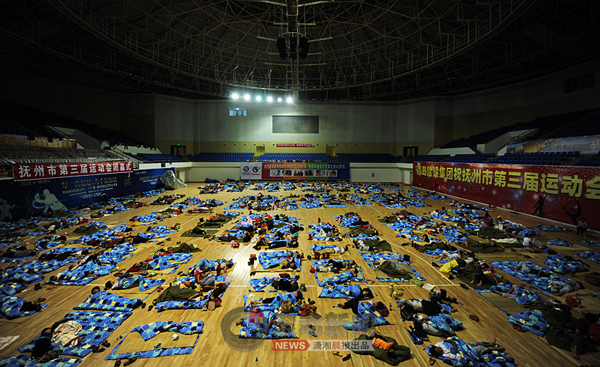 Le 22 juin à 22 h, les sinistrés passent la nuit au centre sportif de Fuzhou. Le centre peut accueillir environ 1 600 personnes. 1