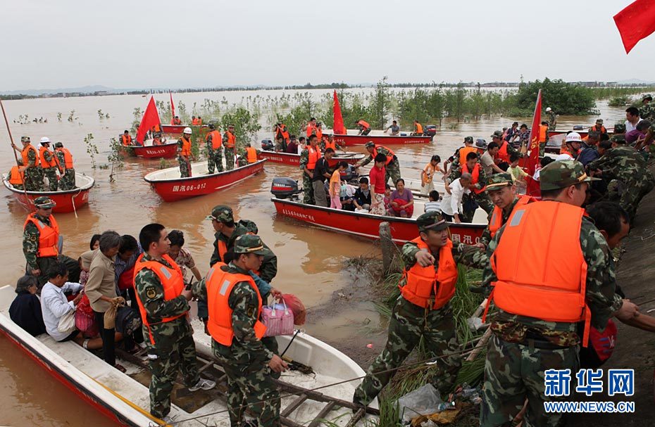 Le 23 juin, les pompiers déplacent les habitants de la région inondée à Fuzhou. 1