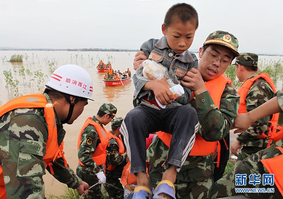 Le 23 juin, les pompiers déplacent les habitants de la région inondée à Fuzhou. 2