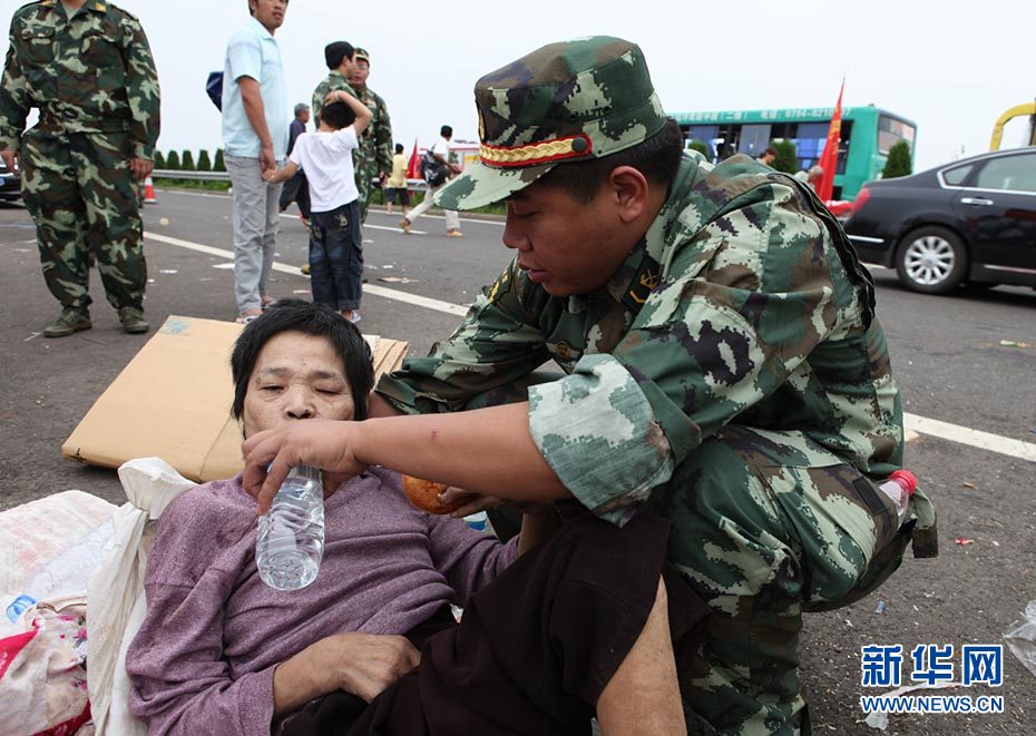 Le 23 juin, les pompiers déplacent les habitants de la région inondée à Fuzhou. 3