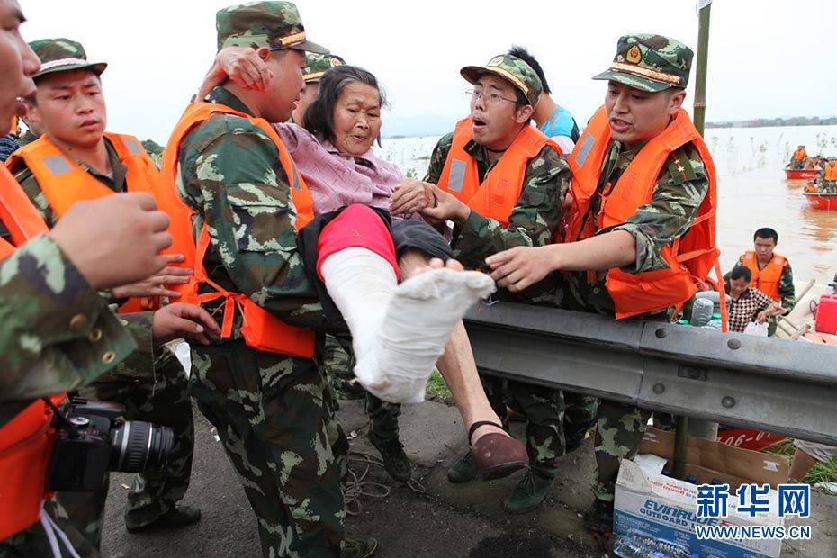 Le 23 juin, les pompiers déplacent les habitants de la région inondée à Fuzhou. 4