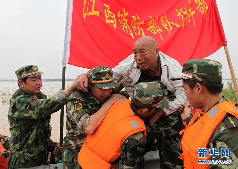 Le 23 juin, les pompiers déplacent les habitants de la région inondée à Fuzhou. 5