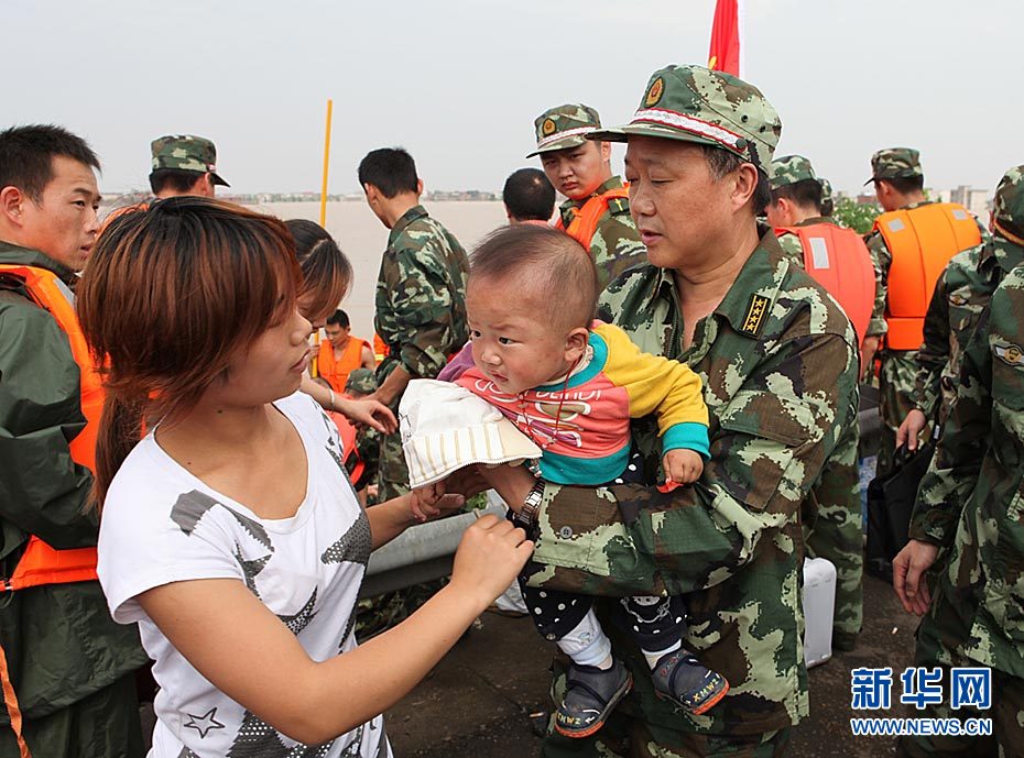 Le 23 juin, les pompiers déplacent les habitants de la région inondée à Fuzhou. 6