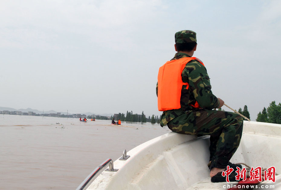 Le bateau de sauvetage se dirige vers les villages sinistrés