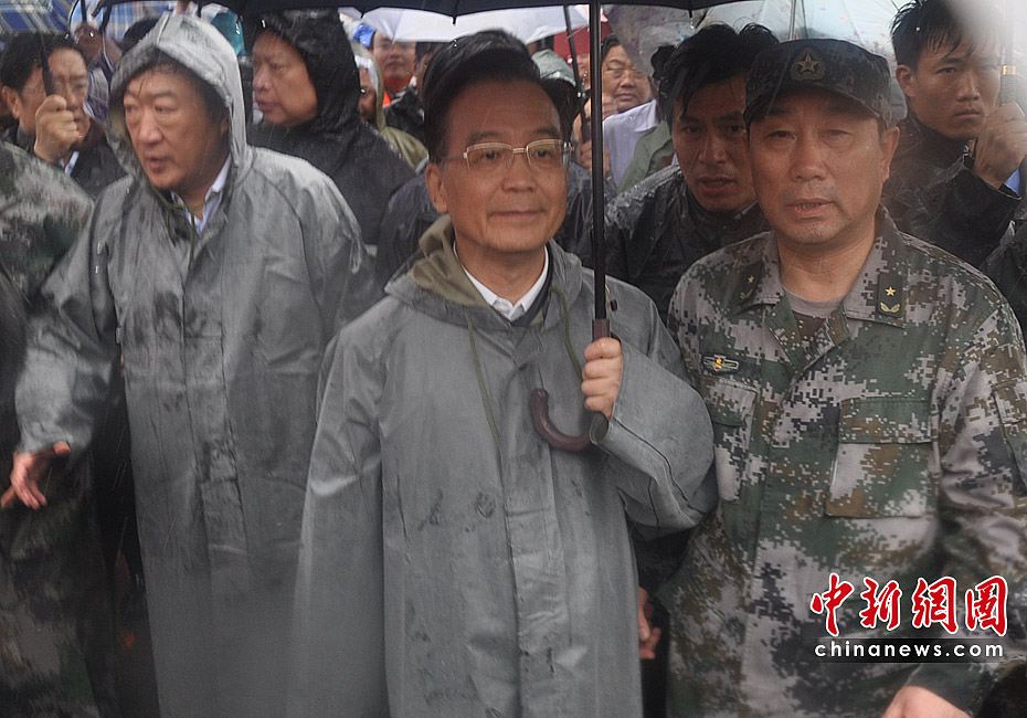 Le premier ministre chinois Wen Jiabao arrive à Jiangxi et observe la situation