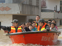 L'armée et le peuple luttent ensemble contre les inondations du sud de la Chine