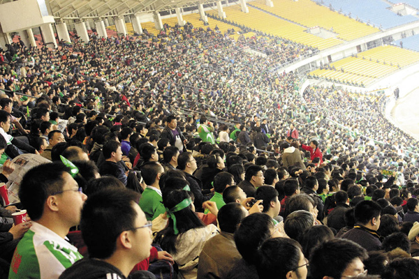 Des partisans pendant un match entre deux équipes de la Ligue de Chine, au Stade des travailleurs de Beijing