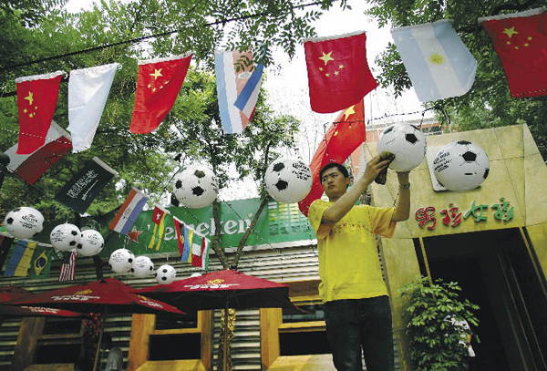 Installer quelques décorations dans son bar pour attirer des clients à venir regarder la Coupe du monde.