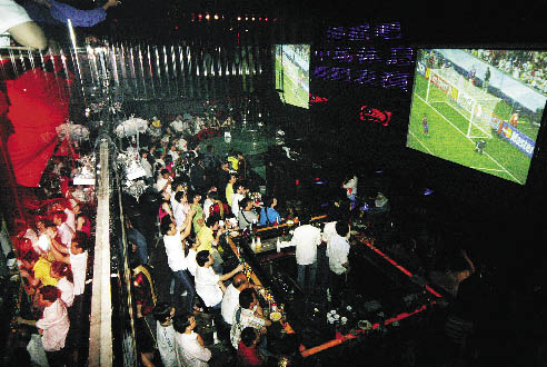 Dans un bar de Hangzhou, des partisans se passionnent pour la Coupe du monde en 2006.