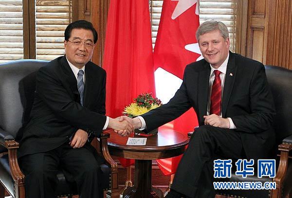 Le président chinois Hu Jintao rencontre le Premier ministre canadien Stephen Harper à Ottawa.