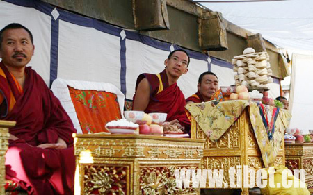 Le panchen lama assiste à un festival bouddhiste organisé dans un monastère tibétain