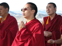 Le panchen lama assiste à un festival bouddhiste organisé dans un monastère tibétain