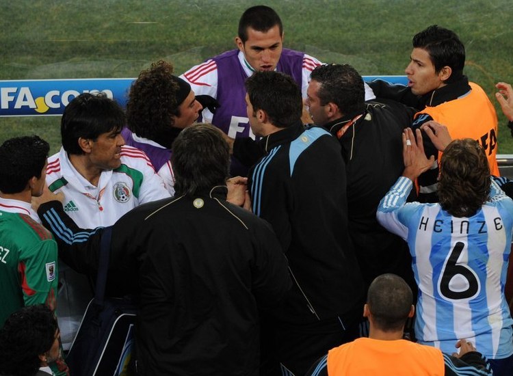 Bagarre à la mi-temps du match Argentine-Mexique
