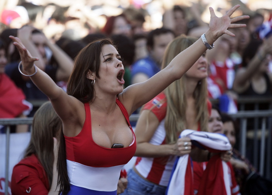 Selon les recherches des internautes, cette supportrice s'appelle Larissa Riquelme, un mannequin qui a notamment eu l'occasion de participer au concours de Miss Univers.