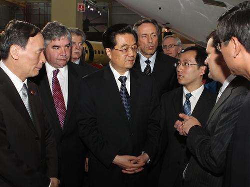 Hu Jintao visite les installations de Bombardier Aéronautique à Toronto