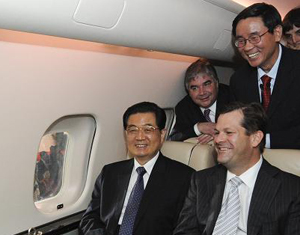 Hu Jintao visite les installations de Bombardier Aéronautique à Toronto