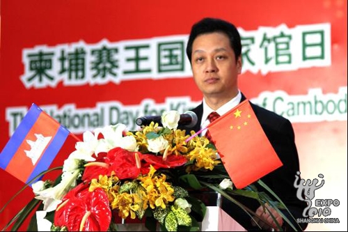 Wang Chao, ministre adjoint chinois du commerce, prononce un discours 