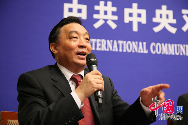 Wang Chen, ministre du Bureau de la Communication internationale prononce un discours.