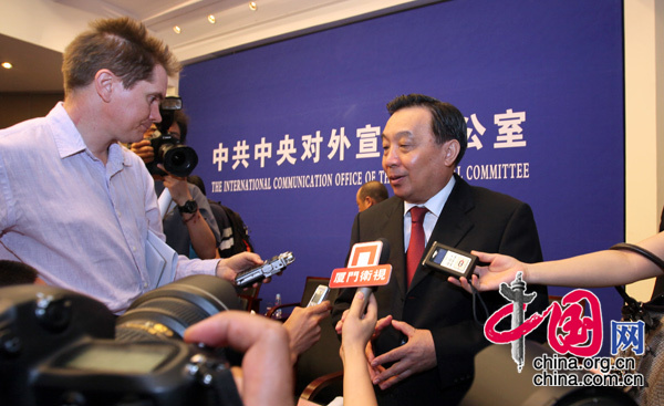 Wang Chen, ministre du Bureau de la Communication internationale, répond aux questions des journalistes. 