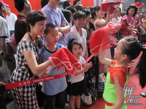 Les bénévoles sino-américaines en représentation au pavillon de Shanghai 3