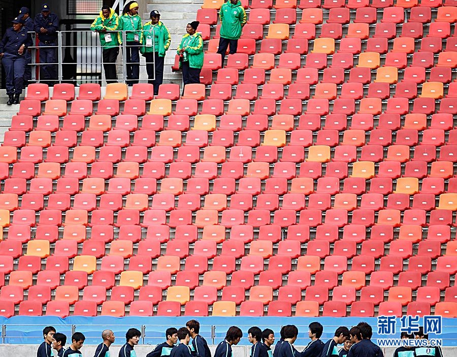 Les articles « made in China » sont omniprésents dans cette Coupe du monde d'Afrique du Sud. Les chaises du stade, les vuvuzelas, les peluches de la mascotte Zakumi, même les maillots des joueurs… en d'autres termes, la plupart des articles sont probablement fabriqués en Chine. 