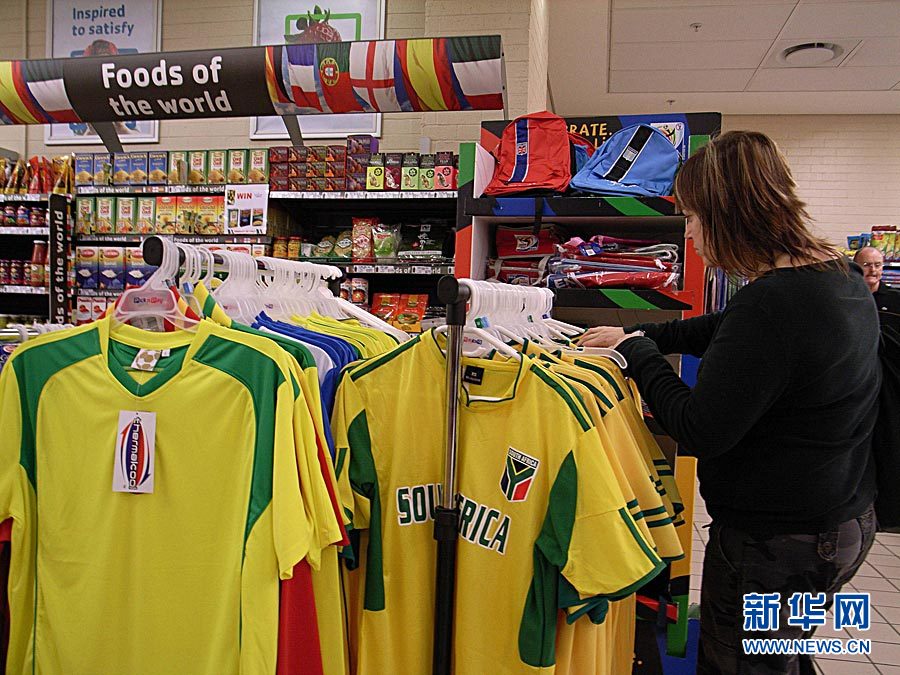 Les articles « made in China » sont omniprésents dans cette Coupe du monde d&apos;Afrique du Sud. Les chaises du stade, les vuvuzelas, les peluches de la mascotte Zakumi, même les maillots des joueurs… en d&apos;autres termes, la plupart des articles sont probablement fabriqués en Chine. 