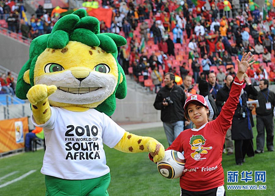 Les articles « made in China » sont omniprésents dans cette Coupe du monde d'Afrique du Sud. Les chaises du stade, les vuvuzelas, les peluches de la mascotte Zakumi, même les maillots des joueurs… en d'autres termes, la plupart des articles sont probablement fabriqués en Chine. 