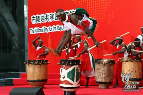 Les Tambours sacrés du Burundi donnent une représentation enthousiaste 1