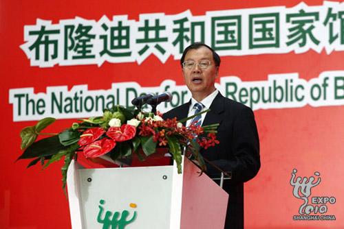 Hua Junduo, commissaire général de la Chine pour l'Expo universelle 2010, prononce un discours