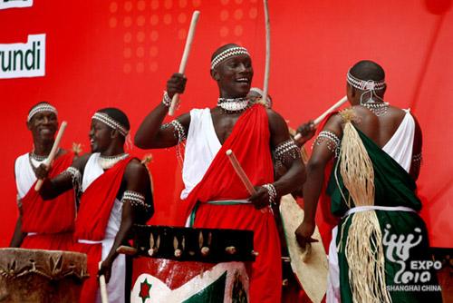 Les Tambours sacrés du Burundi donnent une représentation enthousiaste 2