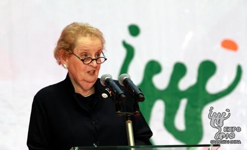 L'ancienne secrétaire d'Etat des Etats-Unis Madeleine Albright prononce un disours