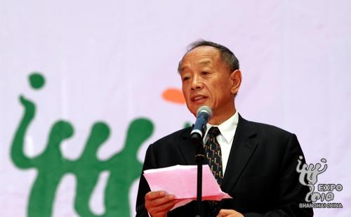 L'ancien ministre chinois des Affaires étrangères Li Zhaoxing prononce un discours
